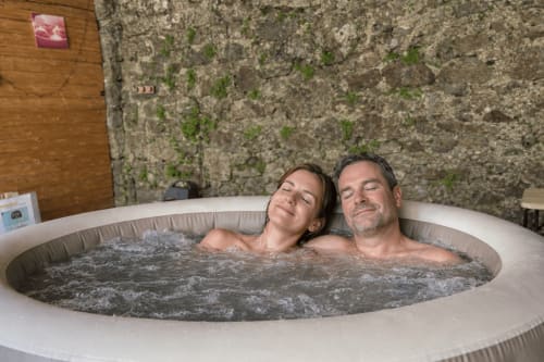 détente dans le jacuzzi