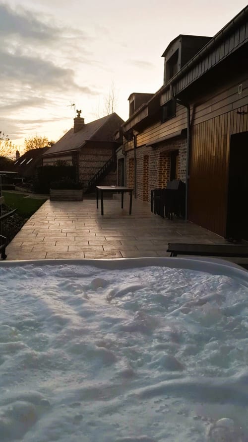 Der Wellnessbereich des Ferienhauses La Moussette in der Nähe von Etretat befindet sich im Freien auf der Terrasse.