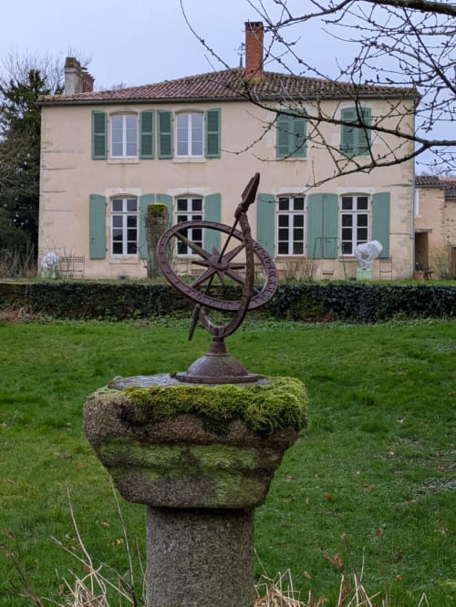 Cadran solaire devant le Prieuré