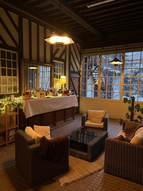 Salon chaleureux éclairé le soir, espace détente élégant maison d’hôtes à Evry, Essonne, France, charme, convivialité, confort, ambiance cosy