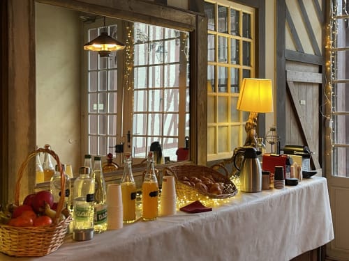 Buffet petit déjeuner gourmand avec boissons et viennoiseries, maison d’hôtes à Evry, Essonne, France, convivialité, fraîcheur, accueil, plaisir.