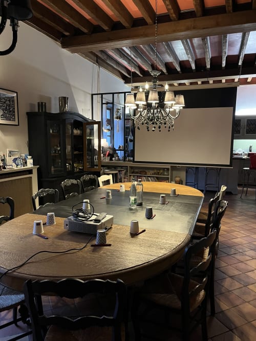 Grande salle de réunion élégante avec table et projecteur, maison d’hôtes à Evry, Essonne, France, séminaire, confort, travail, convivialité, charme