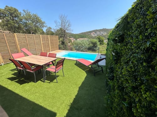 Villa Corail pool area in Favone with dining table, lounge chairs, and heated swimming pool surrounded by green hedges, managed by Corsu di Core