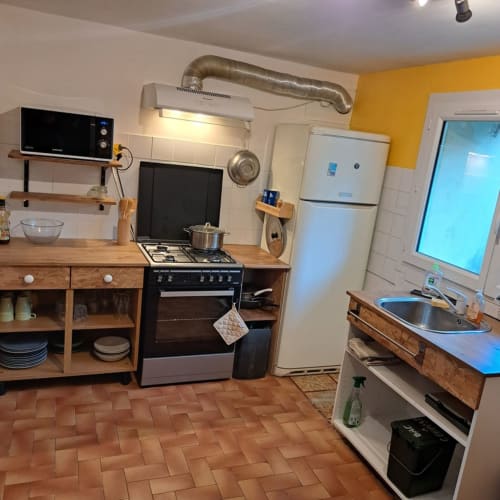 La cuisine d'une chambre d'hôtes bien placée dans le Finistère