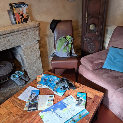 Salon d'une chambre d'hôtes simple et confortable près de Douarnenez
