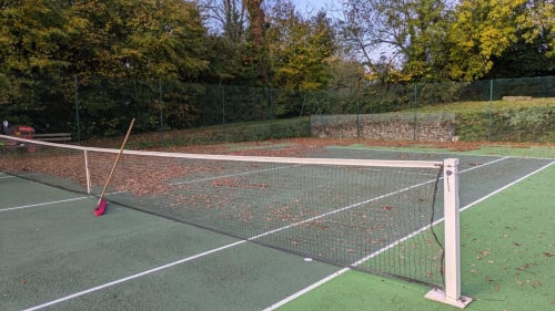 Tâche automnale le balayage du tennis
