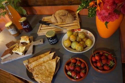 Petit déjeuner maison et fruits du jardin dans une chambre d'hôtes simple et confortable près de Douarnenez