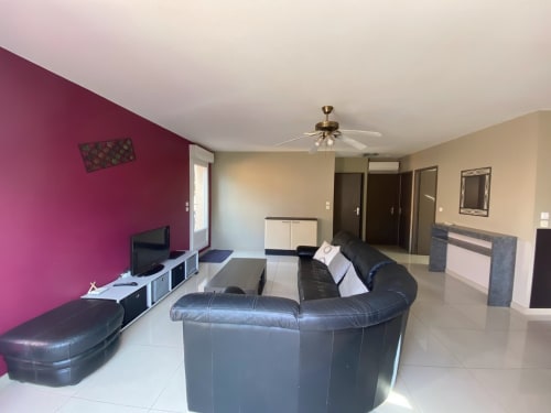 ARGELES SUR MER location saisonnière, salon spacieux, meuble d'appoint, portes donnant sur chambre", wc, salle de bain; Porte vitrée donnant sur grande terrasse 25m² aménagée