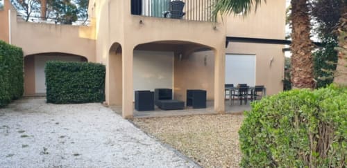 Villa 3 Rez de chaussée Cadaques jardin indépendant-Etage Calella grande terrasse 25m² aménagée coin repas, coin détente grand parasol