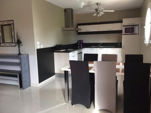 cuisine entièrement équipée- réfrigérateur avec freezer, lave vaisselle-four-micro ondes-table de cuisson induction-cafetière nespresso-bouilloire-grille pain. cuisine fonctionnelle dans Etage Calella au clos du mas la senia