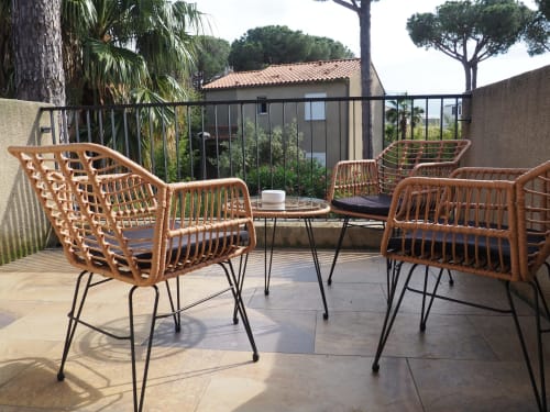 Petite terrasse, idéale pour apéro, vue sur- le clos du mas la senia- Parc arboré, terrain de pétanque, ping pong, Parc sécurisé, portail électrique