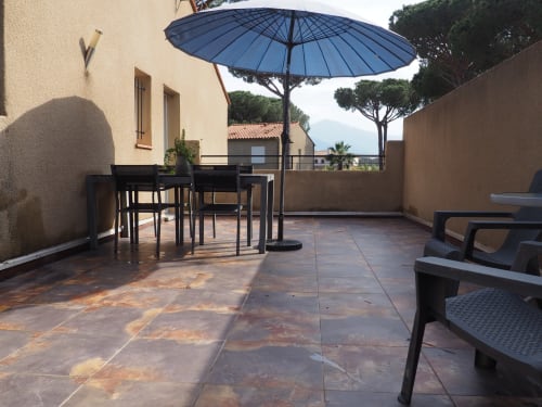 grande terrasse de 25m², donnant sur le Clos du Mas la Senia, coin repas avec parasol, coin détente, étendoir, petit barbecue. sans vis à vis, Le calme