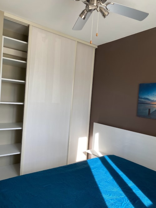 Chambre 1-  lit en 140, placard à portes coulissantes-tête de lit avec éclairage à l'arrière, chambre climatisé