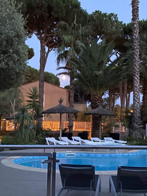 Piscine dans le Mas la Senia, à partager,dans parc arboré, coins détentes, Calme assuré, nous avons quelques règles à respecter pour le tranquillité et le bien être de tous.