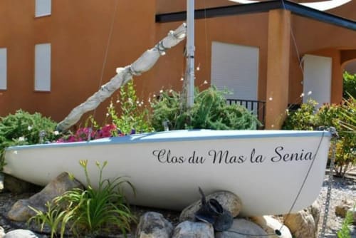 Clos du Mas la Senia à Argeles sur mer- location saisonnière. Barque Décorative, fleuri, plantes méditerranéenne, Entre fla villa 1 et la villa 2 