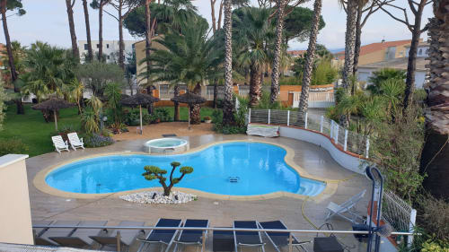 Piscine des propriétaires dans le Mas la Senia-Parc arboré, fleuri, transats. Face aux Albères, la tour de la massane, tour de la madeloc. heures à respecter 10h30 - 19h