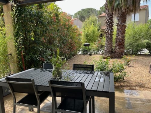 Coin repas- terrasse avec pergola coulissante- donnant sur jardin privatif, arboré et fleuri- dépaysant et reposant