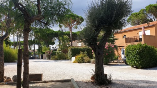 Clos du  mas la Senia extérieurs, arboré, terrain de pétanque et table de ping-pong de quoi pimenter votre séjour.