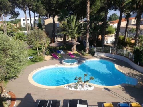 vue sur piscine dans parc arboré fleuri piscine au sel. Entretenue avec le plus grand soin par les propriétaires Tomas et Anne