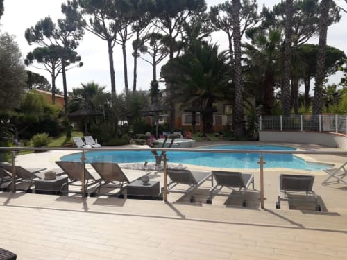 Piscine dans parc arboré-Piscine des propriétaires à partager- 10H30-19H dans le Mas la Senia Argeles sur Mer.  calme assuré