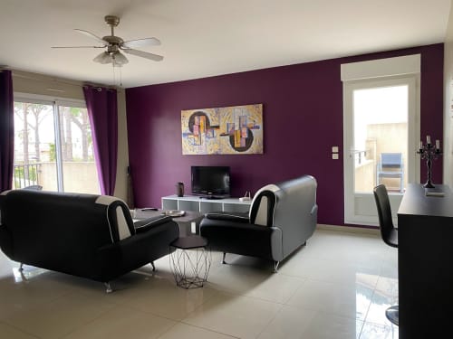 Estartie étage de la villa 1-Salon imitation cuir Baie vitrée donnant sur petite terrasse plein sud-porte vitré donnant sur grande terrasse 25m² coin repas-coin détente- parasol- vue donnant sur les Albères