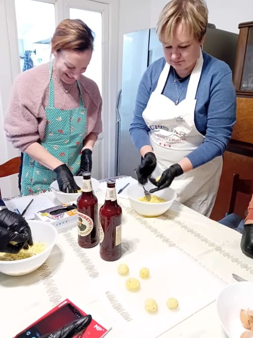 Due donne preparano la cucina abruzzese durante il corso di cucina Tales of Abruzzo ad Atessa, con pasta fresca e specialità abruzzesi