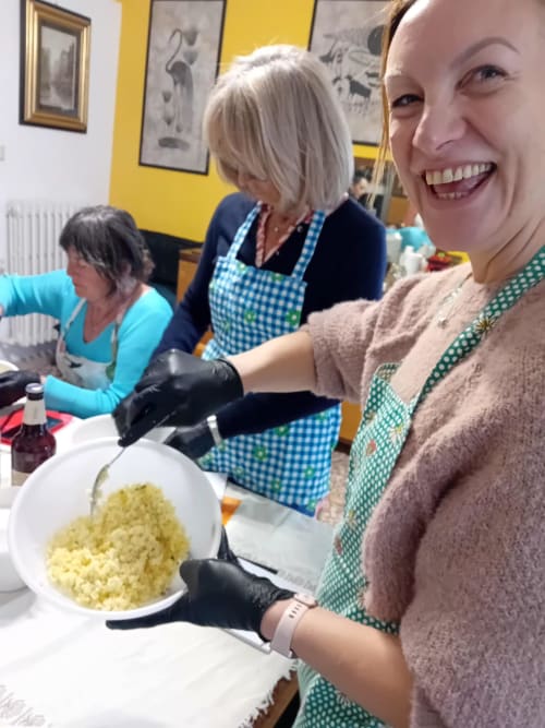 Membri dello staff sorridenti mentre preparano la pasta tradizionale presso l'hotel Tales of Abruzzo ad Atessa, Italia