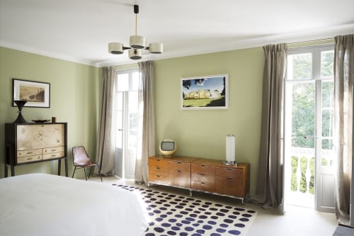 Chambre moderne au Mas De Lafeuillade B&B à Montpellier, murs verts, mobilier vintage et vue sur le jardin