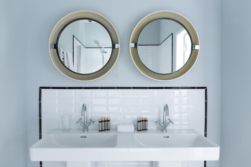 Vasque double moderne avec miroirs circulaires au boutique-hôtel Mas De Lafeuillade à Montpellier