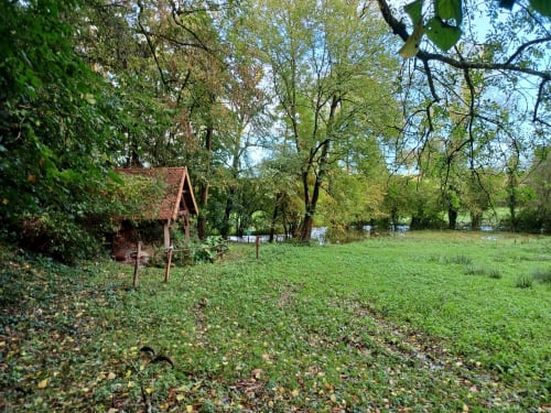 Le lavoir et le Grand Lay au fond