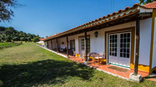 Quinta da Alcaidaria-Mór B&B in Ourém-Fátima featuring a white colonial-style building with terracotta roof and furnished