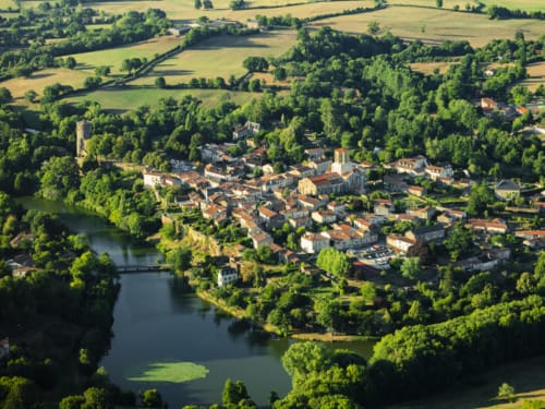Vouvant, petite cité de caractère avec son église et sa tour Mélusine
Photo Vendée Expansion