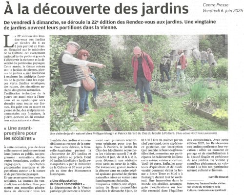 Des visiteurs découvrent le jardin naturel du Clos des Moulins, un gîte à Poitiers, en France