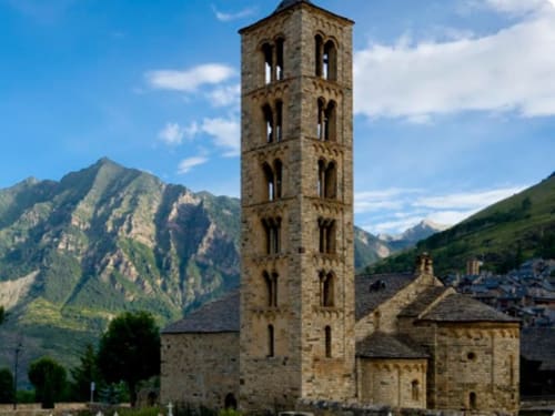 Torre de pierre historique avec chaîne montagneuse en arrière-plan à El Pont de Suert, Catalogne