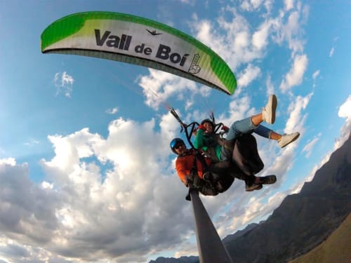 Parapentiste survolant la Vall de Boí près d'El Pont de Suert, mettant en évidence les activités d'aventure de la région