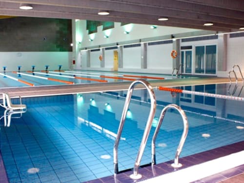 Piscine intérieure de l'hôtel Flor de Neu à El Pont de Suert avec couloirs de nage et tremplin