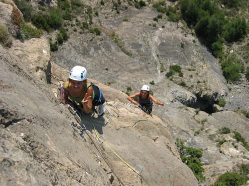 Alpinistes en rappel sur falaise près d'El Pont de Suert, Espagne activité aventure