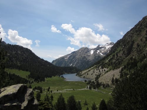 Vallée alpine avec lac cristallin entouré de montagnes boisées près de l'hôtel Flor de Neu, El Pont de Suert
