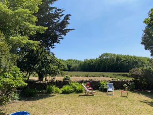 Coin détente du gîte Locmaria à Belle-Île-en-Mer avec chaises longues surplombant les terres agricoles