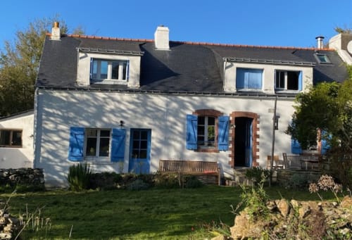 Charmant cottage blanc aux volets bleus avec vue sur le jardin à Locmaria, Belle Île en Mer