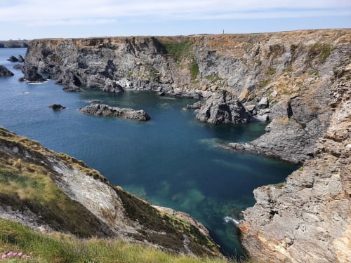 Côte rocheuse spectaculaire aux eaux turquoise à Belle Île en Mer, Locmaria, avec falaises abruptes et rochers épars