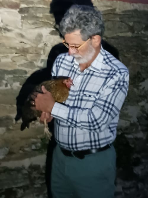 Stéphane et une de ses 5 poules