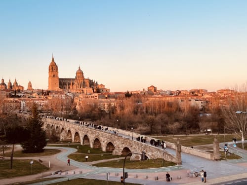 Puente Romano y Catedral de Salamanca, España con arquitectura histórica y vista panorámica de la ciudad
