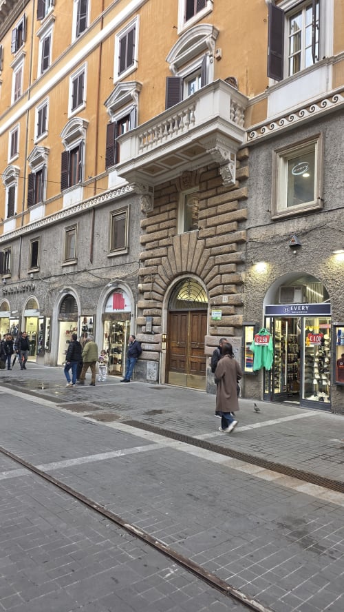 Strada storica di Roma con pedoni e negozi vicino all'appartamento Zoelia nel quartiere Vaticano