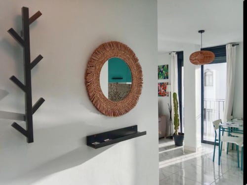Moderno apartamento en Top Home Integra con espejo tejido, estantería de madera oscura y vista al comedor en Jerez de la