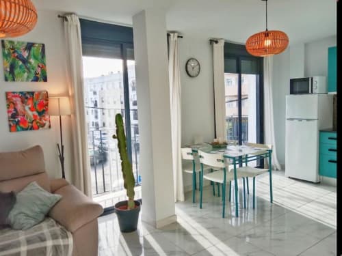 Apartamento moderno en Top Home Integra de Jerez de la Frontera con sala abierta, comedor, vistas a la ciudad y diseño contemporáneo