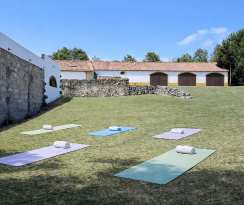 Tapetes de yoga no pátio gramado da Quinta da Alcaidaria-Mór B&B, Ourém-Fátima, Portugal