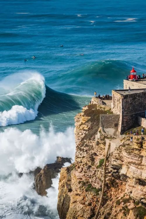 Espetaculares penhascos costeiros com ondas gigantes em Nazaré, Portugal, perto de hospedagens em Fátima