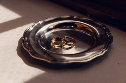 Duas alianças de ouro em prato de prata ornamentado no hotel boutique Quinta da Alcaidaria-Mór em Ourém-Fátima, Portugal