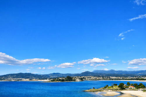Impresionante vista marina de la costa de Baiona con aguas azules del Mediterráneo, playa de arena y montañas de fondo
